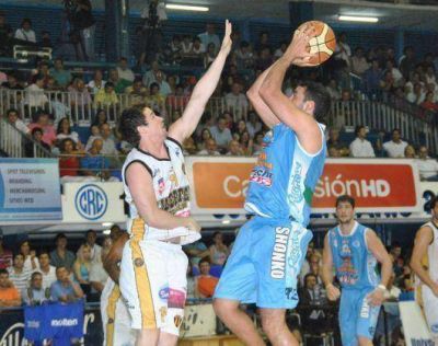 Regatas Corrientes abri� la fiesta con un triunfo