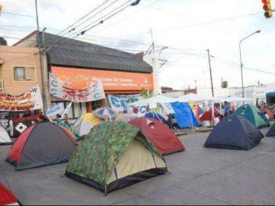 Por obras y tierras acamparon originarios y la CCC