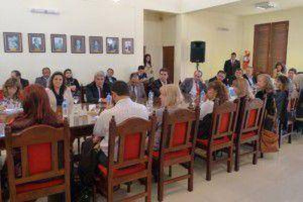  Representantes de la Fundaci�n YPF en lanzamiento de capacitaci�n en la UNJu