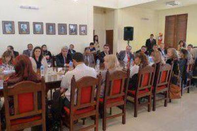  Representantes de la Fundaci�n YPF en lanzamiento de capacitaci�n en la UNJu