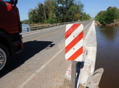 Alarma por el paso de camiones sobre el puente del r�o Carcara��