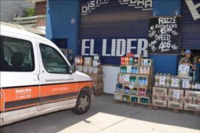 Clausuran distribuidora de bebidas alcoh�licas y secuestran botellas