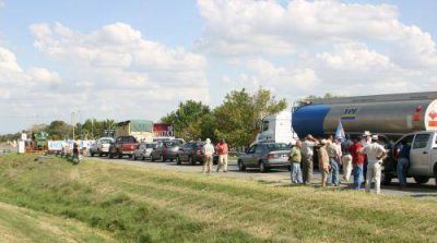 En el primer d�a del paro, la protesta del campo se hizo sentir en la Autov�a 2