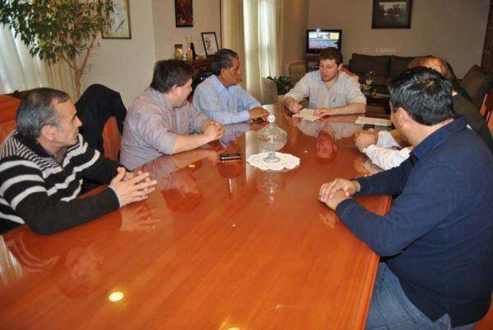 La Cooperativa El�ctrica present� a Melella el proyecto de nueva iluminaci�n de la plaza Brown