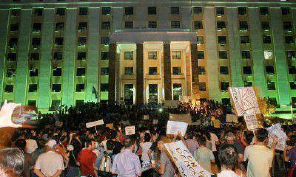 La manifestaci�n del 8N culmin� en Mendoza en Casa de Gobierno 