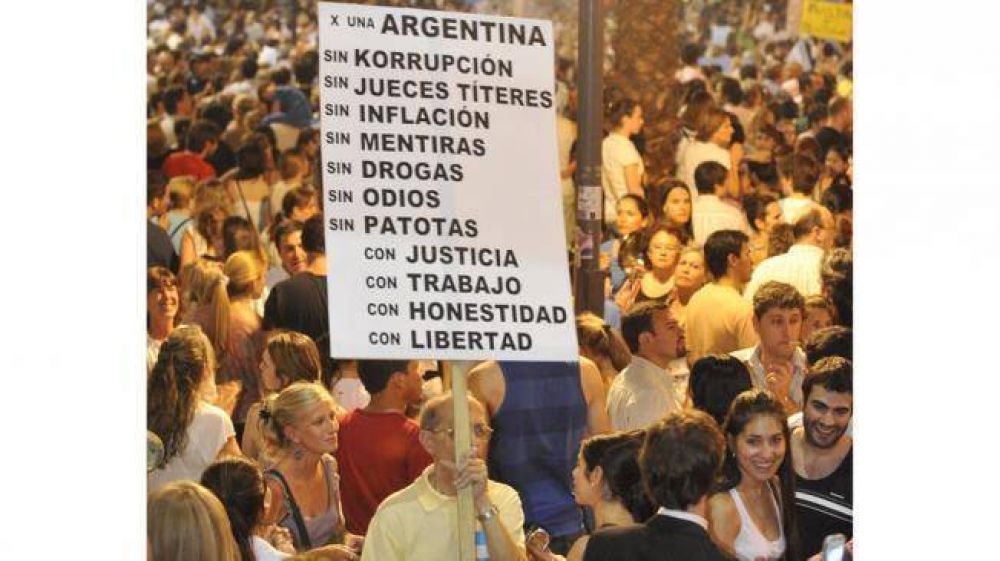 En C�rdoba, una multitud duplic� el cacerolazo anterior