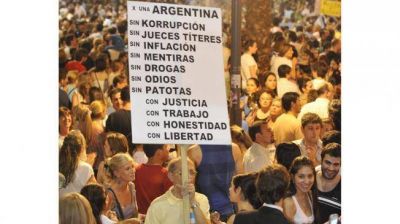 En C�rdoba, una multitud duplic� el cacerolazo anterior