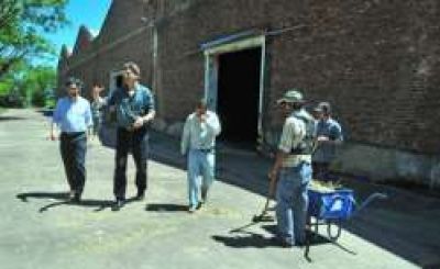 Agostini recorri� el parque industrial de Barranqueras	