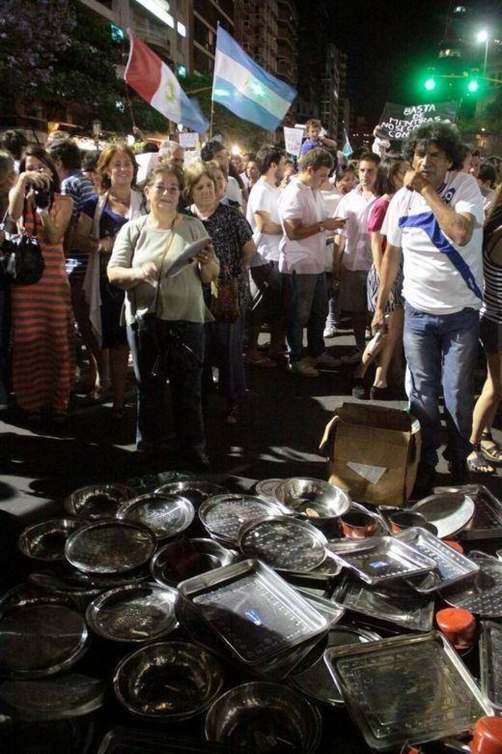 Volvieron a sonar las cacerolas frente al shopping
