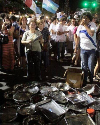 Volvieron a sonar las cacerolas frente al shopping
