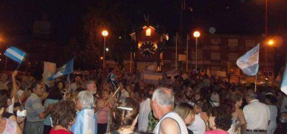 Cacerolazo: Tres mil personas se manifestaron en Carlos Paz