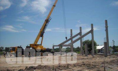 Comenzaron a levantar la estructura del microestadio en el polideportivo