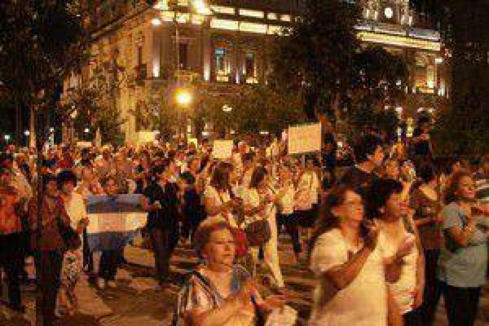 Unos dos mil caceroleros protestaron en Jujuy