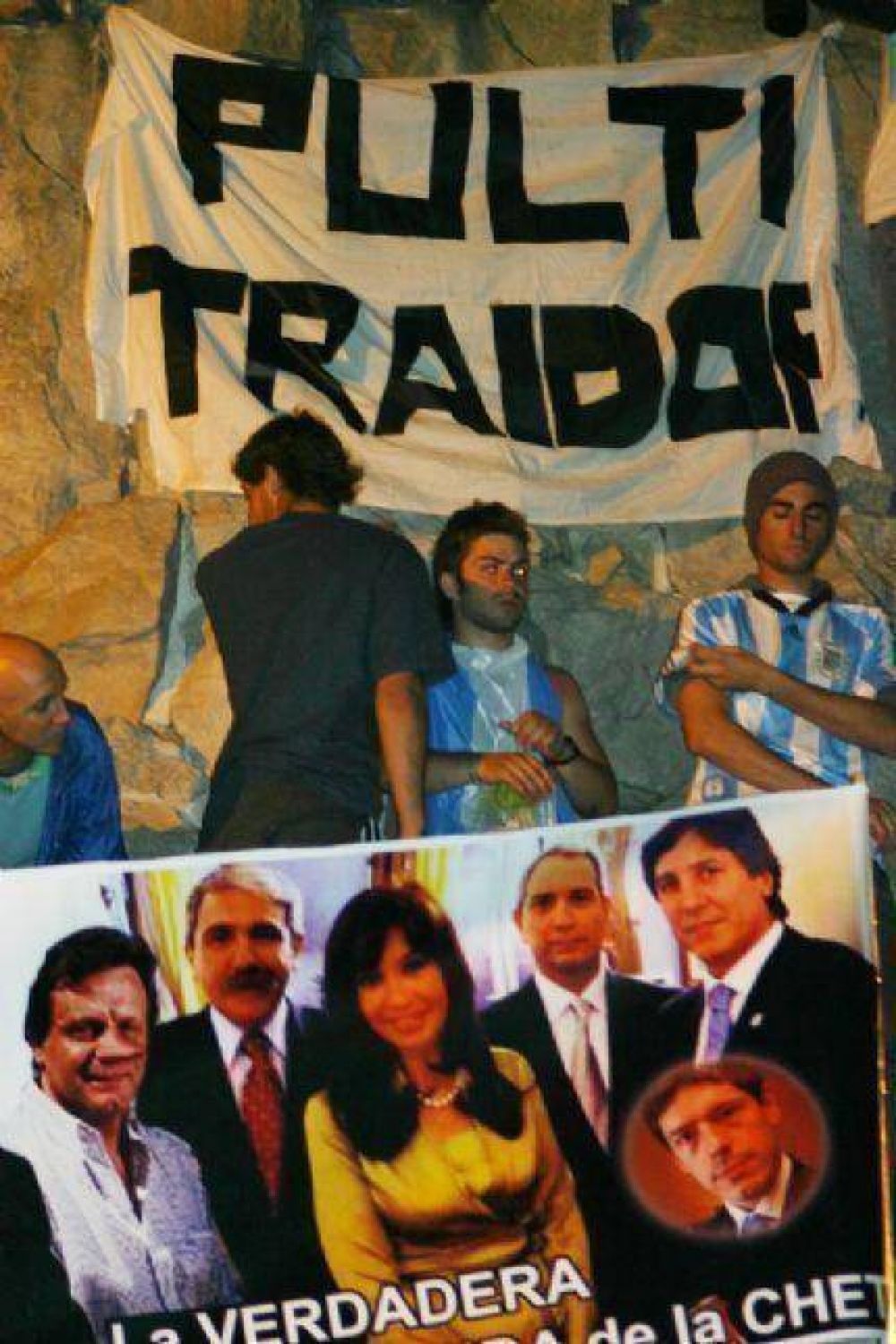 �La verdadera banda de la cheta�, la bandera que dispar� contra la Presidenta y que incluy� a Pulti