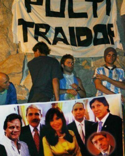 �La verdadera banda de la cheta�, la bandera que dispar� contra la Presidenta y que incluy� a Pulti