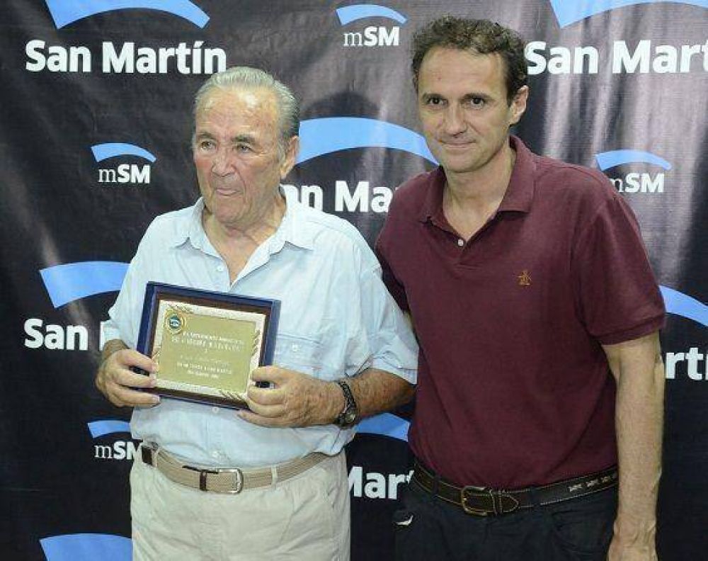 Homenaje sobreviviente de los fusilamientos de Jos� Le�n Su�rez