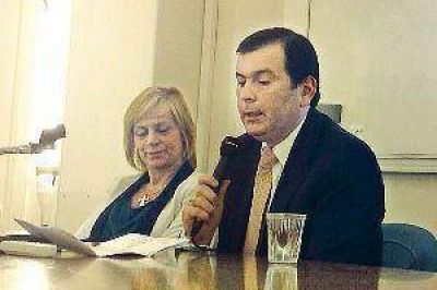 Zamora expuso sobre las potencialidades de la provincia en La Sorbona 