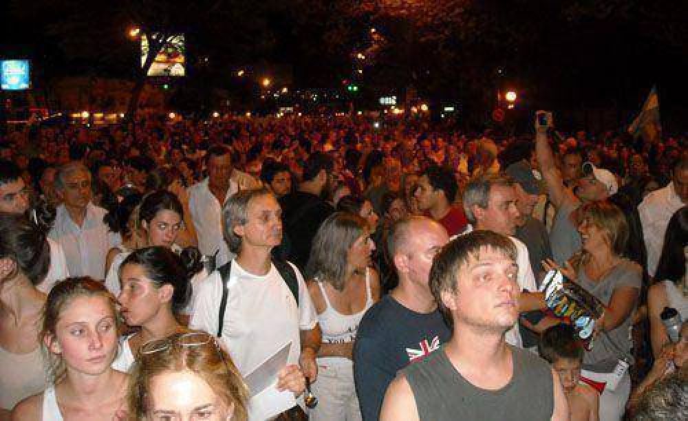 Cacerolazo: miles de personas se manifestaron en toda la regi�n