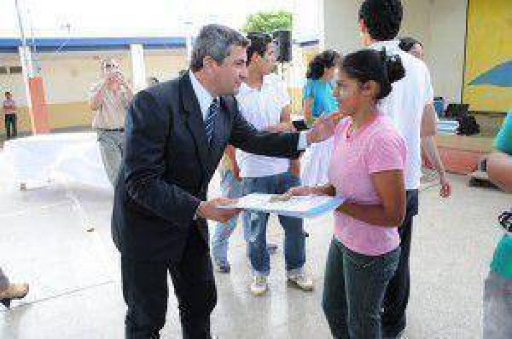 En un par de semanas el gobierno entrego casi cuatrocientas viviendas en el interior