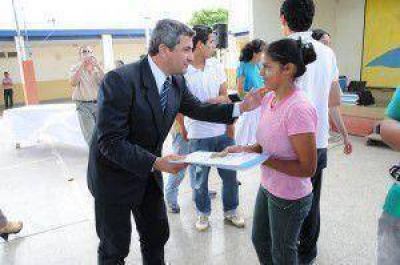 En un par de semanas el gobierno entrego casi cuatrocientas viviendas en el interior