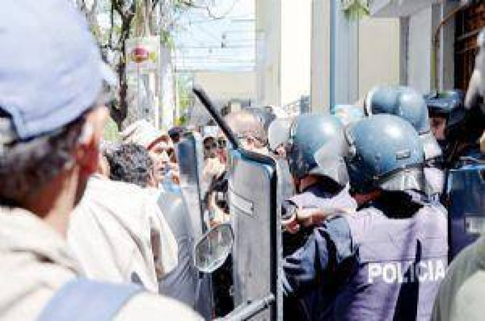 Incidentes y forcejeos en la Uocra 