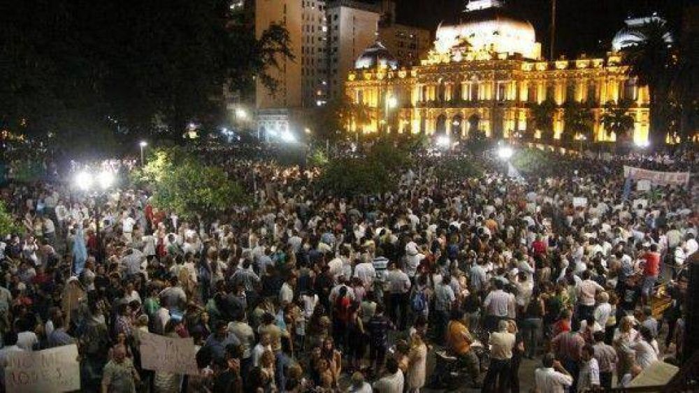 Una heterog�nea multitud se pleg� en Tucum�n a la protesta del 8N    