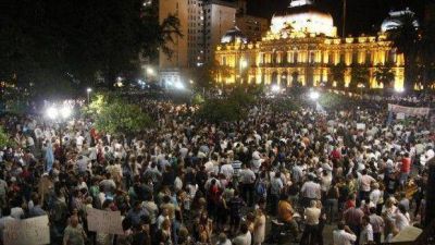Una heterog�nea multitud se pleg� en Tucum�n a la protesta del 8N    