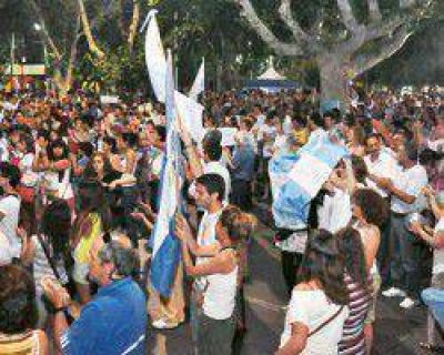 8N: cerca de 8.000 personas se manifestaron pac�ficamente en la plaza 25