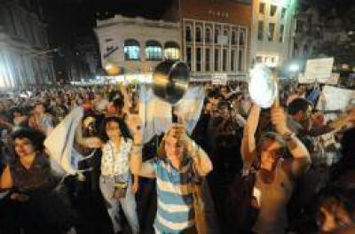 Colmaron la plaza para repudiar al Gobierno 