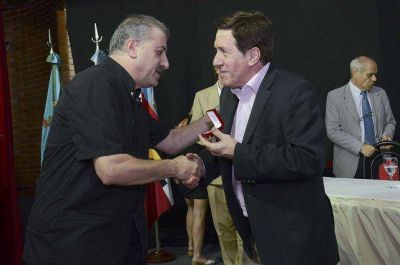 Lan�s: D�az P�rez entreg� medallas al personal municipal por servicios