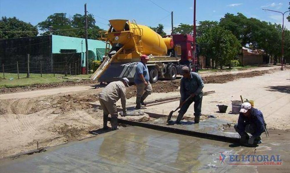 Sigue la pavimentaci�n sobre la avenida Aguirre en Doctor Monta�a