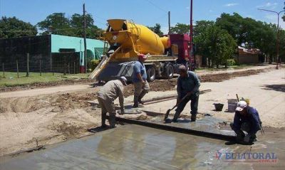 Sigue la pavimentaci�n sobre la avenida Aguirre en Doctor Monta�a