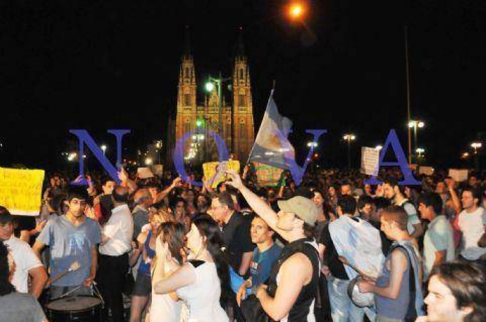La Plaza Moreno de La Plata, epicentro del reclamo cacerolero