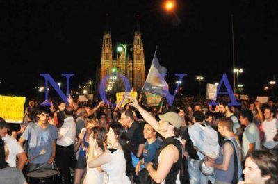 La Plaza Moreno de La Plata, epicentro del reclamo cacerolero