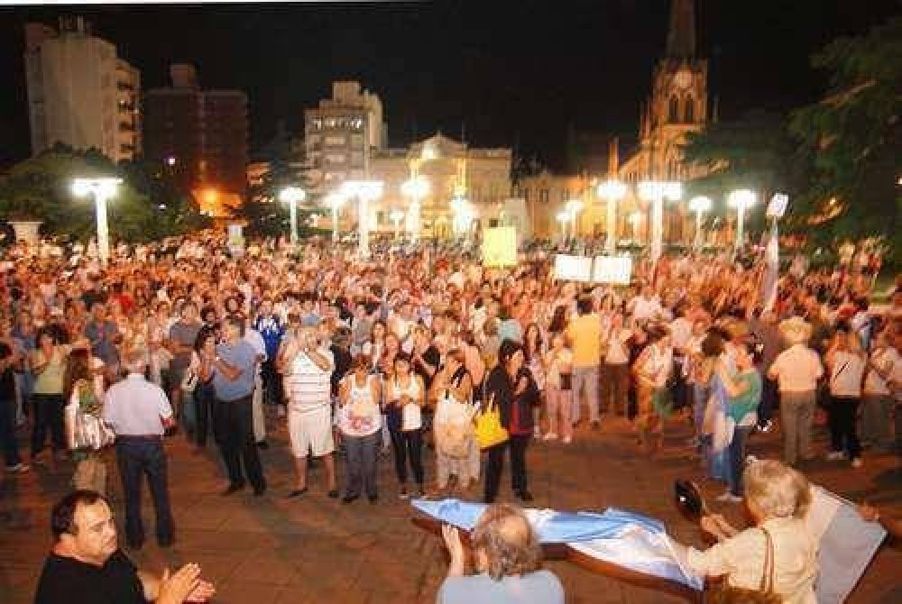 Unos 1.000 azule�os se sumaron a la protesta del 8N