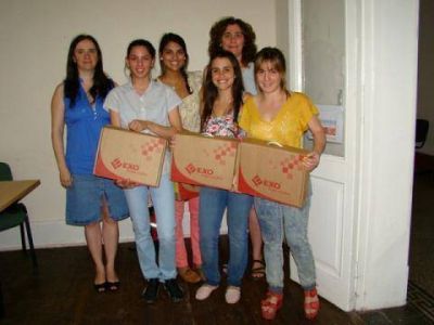 Entrega de netbooks a becados para ir a M�xico y Colombia