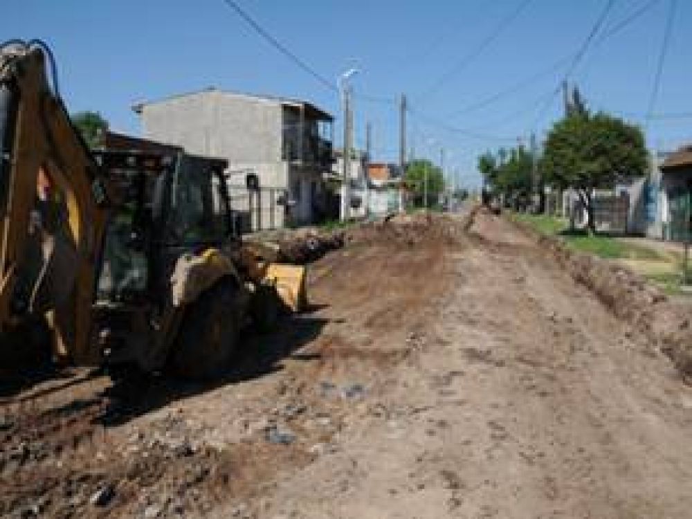 Importantes trabajos de asfalto y obra hidr�ulica en Malvinas Argentinas