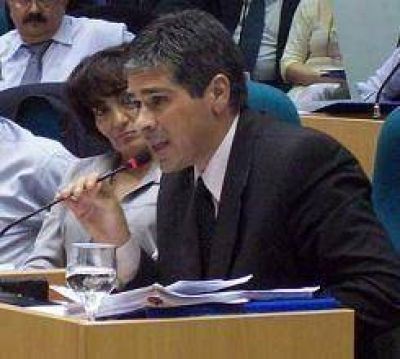 Gonzalez: El compromiso de suspender las paritarias con la condici�n de que las empresas no despida gente�.