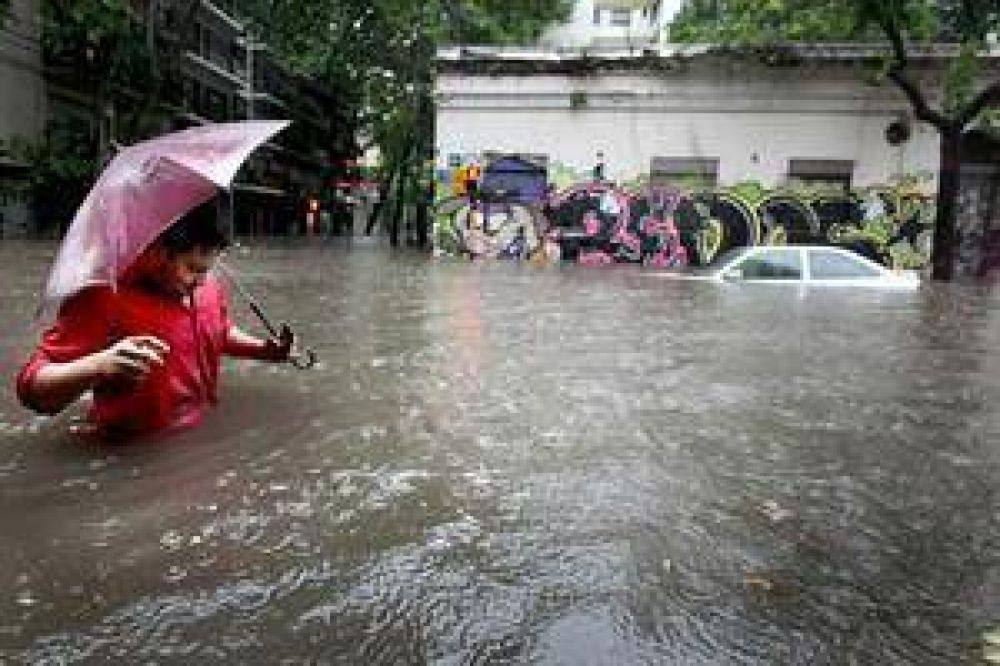 Contin�a la alerta por fuertes vientos en la Capital