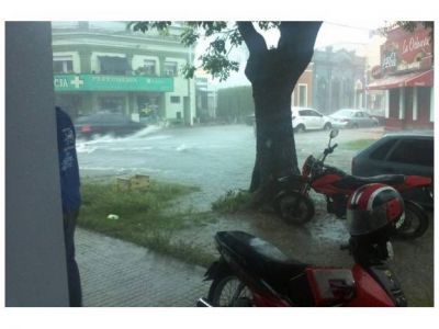 Debieron asistir a 50 familias en Paran� por el fuerte temporal