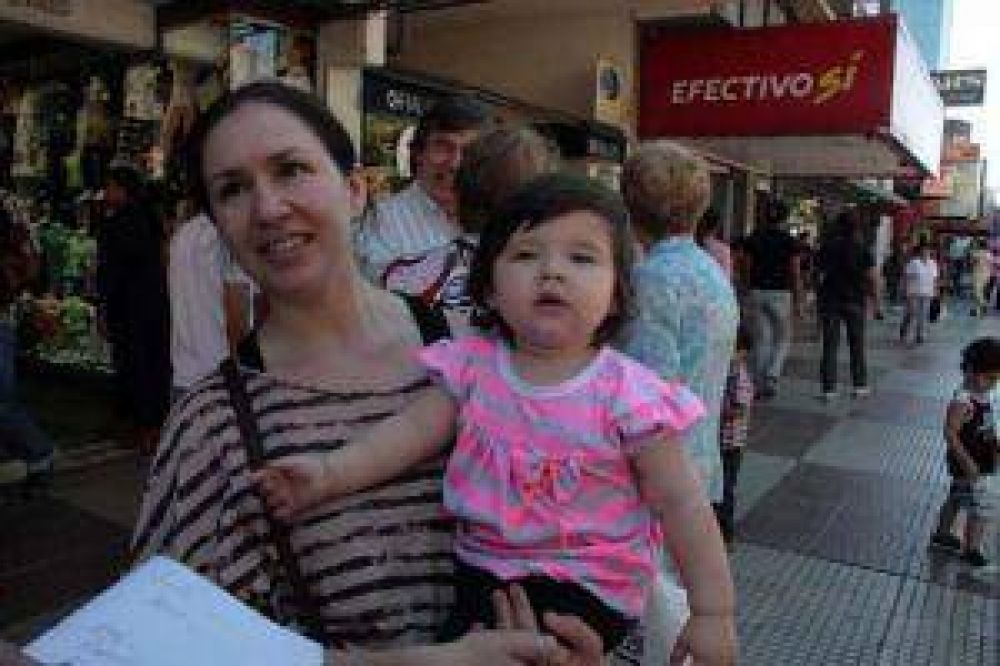 La comunidad marc� presencia en los comercios  