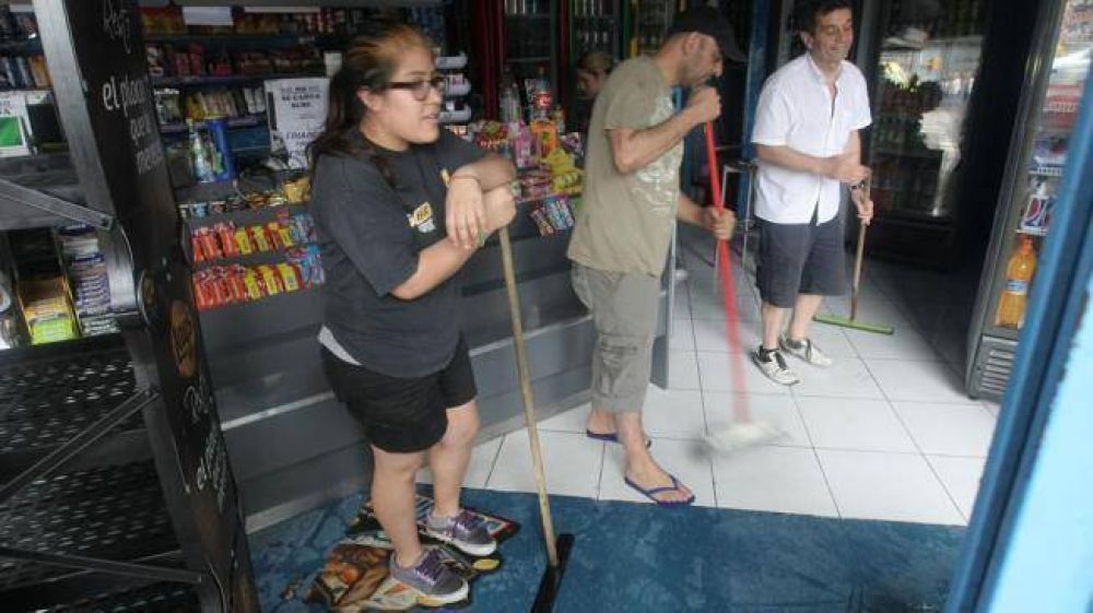Otra lluvia torrencial inund� viviendas y comercios porte�os