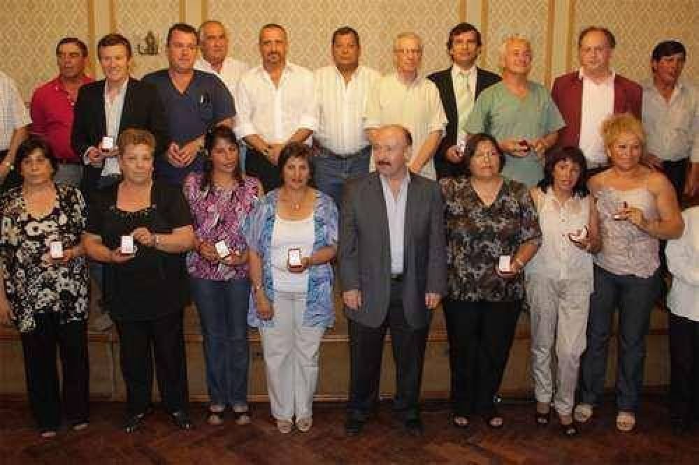 ENTREGA DE MEDALLAS A EMPLEADOS MUNICIPALES