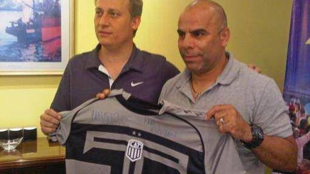 "Chicho" Serna, en Carlos Paz, con la camiseta de Talleres