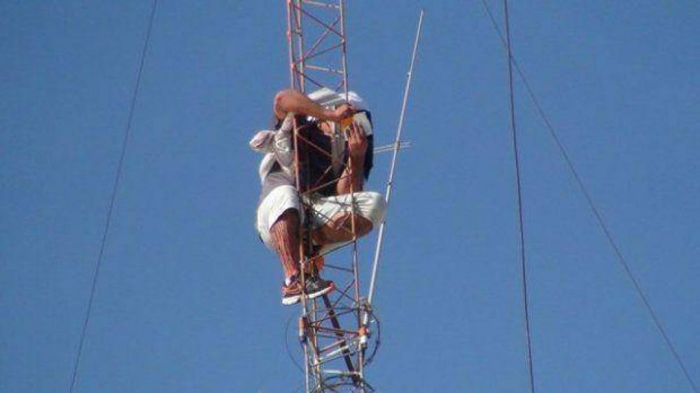 Un preso mantuvo en vilo a las autoridades desde arriba de una antena