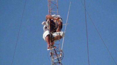 Un preso mantuvo en vilo a las autoridades desde arriba de una antena