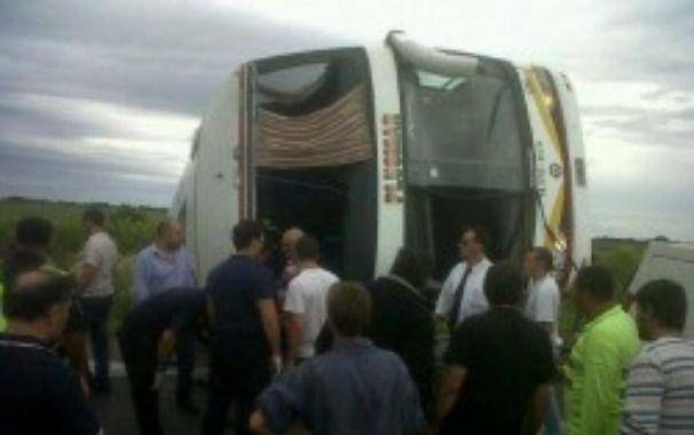 El viento provoc� que vuelque un micro en la ruta 2: hay al menos 15 heridos