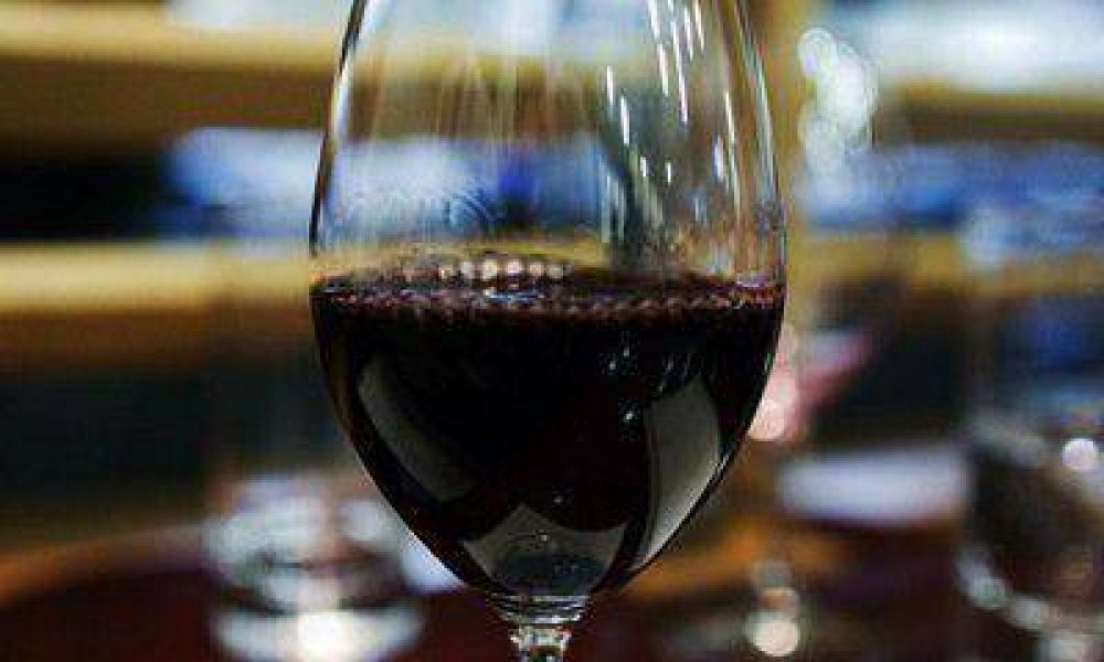 Firmaron un convenio para controlar la venta de vino turista en Mendoza