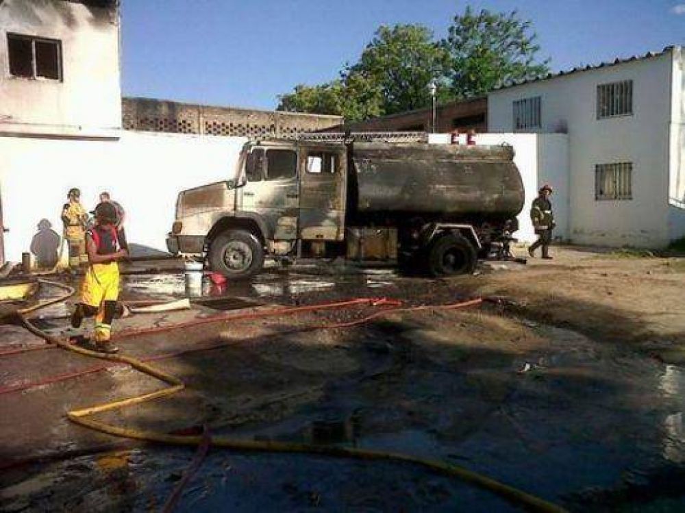 Tres heridos al incendiarse un cami�n cisterna con combustible