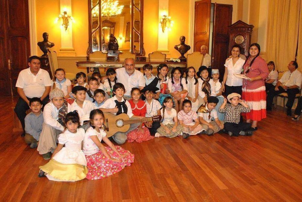 El gobernador Colombi recibi� a chicos por el D�a de la Tradici�n